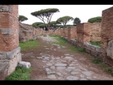 08109 ostia - regio v - semita dei cippi - ecke - via della fortuna della annonaria - bli ri norden - 01-2024.jpg